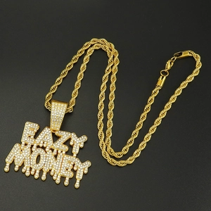 Détail du pendentif EAZY MONEY doré avec strass sur une chaîne torsadée style hip-hop