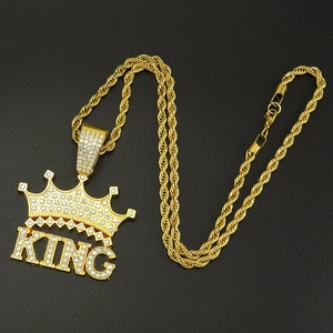 Dettaglio del ciondolo a corona KING dorato hip hop con pavé di zirconi scintillanti