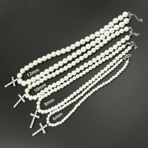 Collier de perles avec pendentif croix de 6mm à 12mm et détails en cristal brillant
