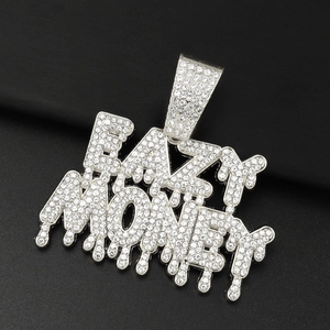 Gros plan du pendentif EAZY MONEY argenté avec cristaux blancs et effet dégoulinant