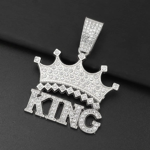 Dettaglio del ciondolo corona KING hip-hop argento con strass incastonati scintillanti