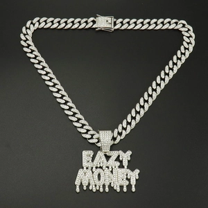 Vue macro du pendentif EAZY MONEY glacé avec détails de la chaîne cubaine argentée