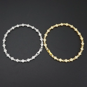 Bracelets cubains ornés de cristaux et motifs fleurs de croix en finitions argent et or