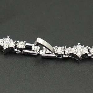 Bracelet rivière à fleurs croisées en argent avec cristaux de zircone scintillants