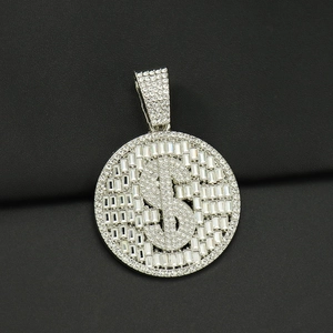 Détail du pendentif hip hop en argent avec signe dollar et zircons cubiques pavés