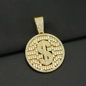 Détail du pendentif hip hop en or avec diamants baguette et symbole du dollar