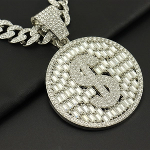 Gros plan détaillé de la chaîne cubaine glacée avec un pendentif dollar scintillant en argent