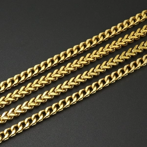 Dettaglio macro della collana a catena Franco dorata da 5 mm con maglie in acciaio