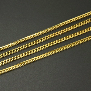 Detaillierte Nahaufnahme von 3mm goldenen Franco-Ketten mit verschiedenen Gliedern