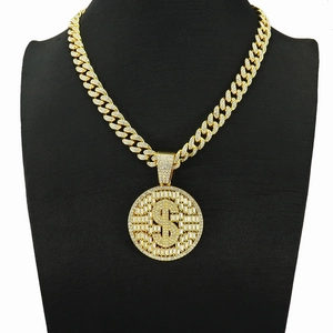 Collier hip-hop doré avec gros pendentif signe dollar serti de strass brillants