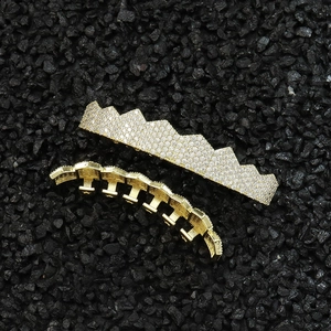 Set de grillz hip-hop dorés avec pierres de zircon sur fond de pierres noires