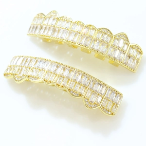 Set grillz hip hop 8 denti placcato oro con zirconi CZ baguette su sfondo bianco