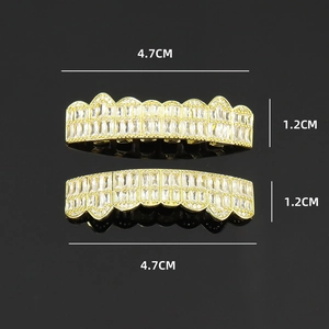 Grillz hip-hop placcati in oro con zirconi a taglio baguette larghi 4,7 cm per arcata
