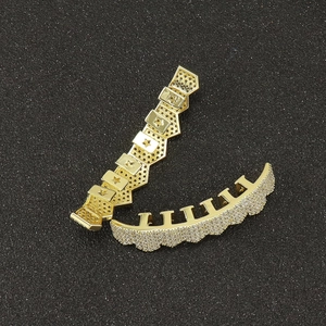 Vue macro détaillée d'un ensemble grillz hip hop plaqué or serti de zircones
