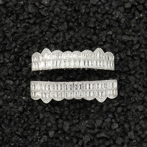 Set grillz hip-hop argento con zirconi a taglio baguette e tondi con incastonatura pavé