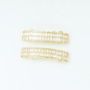 Set grillz hip hop dorati con zirconi rettangolari per denti superiori e inferiori