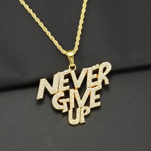 Gros plan d'un collier hip-hop doré NEVER GIVE UP orné de strass scintillants