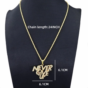 Détail du collier hip hop doré NEVER GIVE UP avec strass brillants et dimensions précises