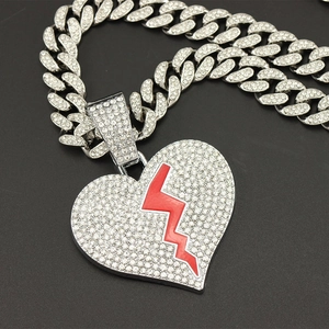 Collier chaîne cubaine style hip hop avec pendentif coeur brisé glacé et huile rouge