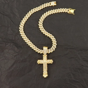 Collier avec pendentif croix dorée hip-hop et chaîne cubaine sertie de diamants brillants