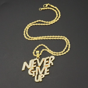 Collier hip hop doré avec pendentif Never Give Up orné de strass brillants