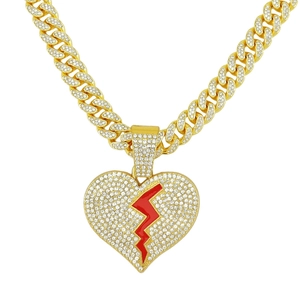 Collier Cuban Hip-Hop doré avec un pendentif grand cœur brisé serti de strass et émail rouge