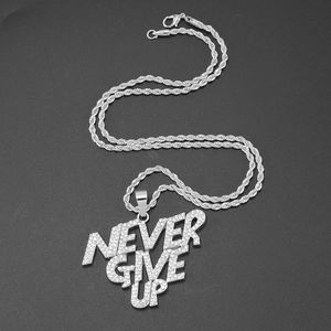 Détail du pendentif 'NEVER GIVE UP' avec strass étincelants et chaîne de style hip-hop