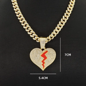 Chaîne cubaine dorée hip hop avec pendentif cœur brisé rouge givré de 7x5,4 cm