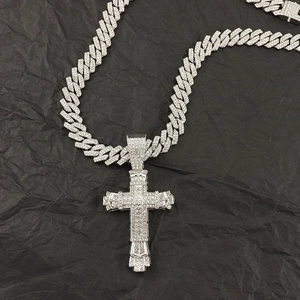 Collier pendentif croix hip hop glacé avec strass étincelants sur chaîne cubaine