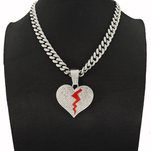 Collier chaîne cubaine hip-hop avec pendentif cœur glacé et éclair rouge brillant