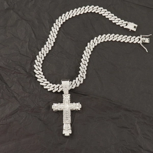 Chaîne cubaine argentée hip-hop avec pendentif croix glacée et zircons clairs