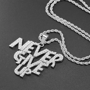 Détail du pendentif Never Give Up serti de cristaux avec chaîne de corde argentée