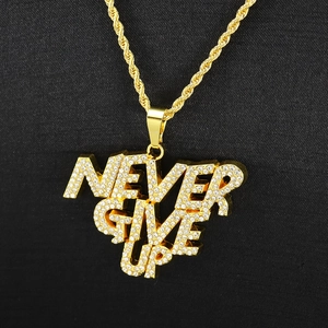 Collier hip hop doré avec pendentif NEVER GIVE UP incrusté de strass et chaîne torsadée