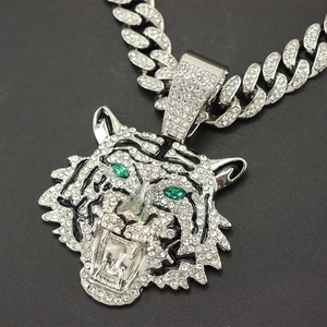 Makroaufnahme von Silber-Tigerkopf-Anhänger mit grünen Augen und Iced Out Panzerkette