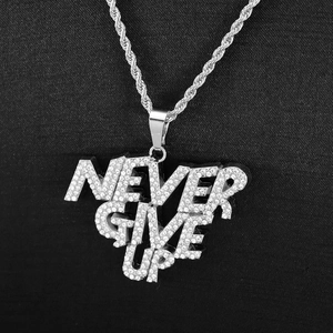 Gros plan du pendentif NEVER GIVE UP serti de strass avec une chaîne corde argentée