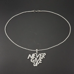 Détail macro du collier hip-hop Never Give Up avec des strass étincelants
