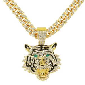 Goldene Tigerkopf-Halskette mit grünen Augen und Kristallen an schwerer Panzerkette