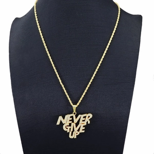 Collier chaîne torsadée dorée hip hop avec pendentif NEVER GIVE UP serti de diamants