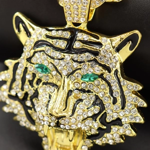 Makroaufnahme des goldener Tiger-Anhängers mit grünen Augen und funkelnden Kristallen
