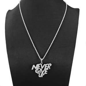 Détail du pendentif NEVER GIVE UP glacé avec pierres étincelantes et chaîne corde en argent