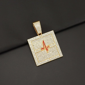 Makroaufnahme des goldenen quadratischen Anhängers mit Kristallen und Herzschlag