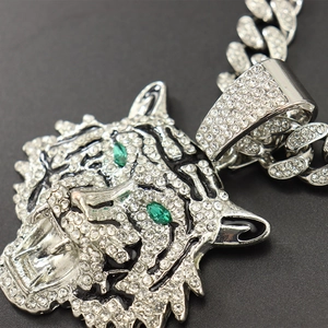 Silberne Tigerkopf-Halskette mit grünen Augen und vereister kubanischer Gliederkette