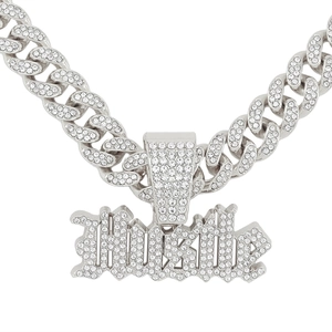 Collana con ciondolo HUSTLE argentato ghiacciato e catena cubana con strass brillanti
