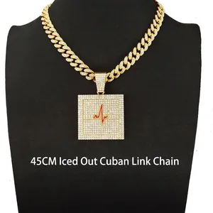 Iced Out EKG-Anhänger an goldener Panzerkette auf schwarzem Schmuckständer präsentiert