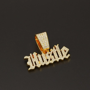 Dettaglio ravvicinato del ciondolo Hustle dorato con cristalli pavé lucenti stile hip hop