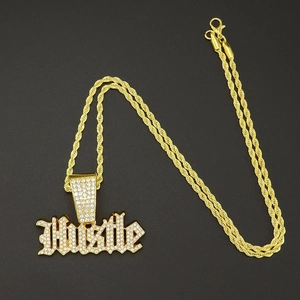 Collana hip-hop dorata con pendente Hustle e strass luccicanti su uno sfondo nero