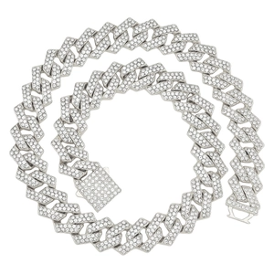 Gros plan sur une chaîne cubaine de 15mm en argent avec fermoir à ressort serti de diamants