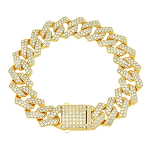 Vista dettagliata del bracciale cubano 15mm placcato oro con diamanti e chiusura a molla
