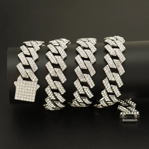 Détail d'une chaîne cubaine de 15mm en argent sertie de diamants avec fermoir à ressort