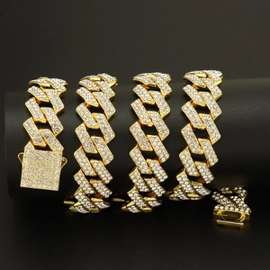 Chaîne cubaine 15mm dorée avec fermoir diamanté sur support de présentation noir